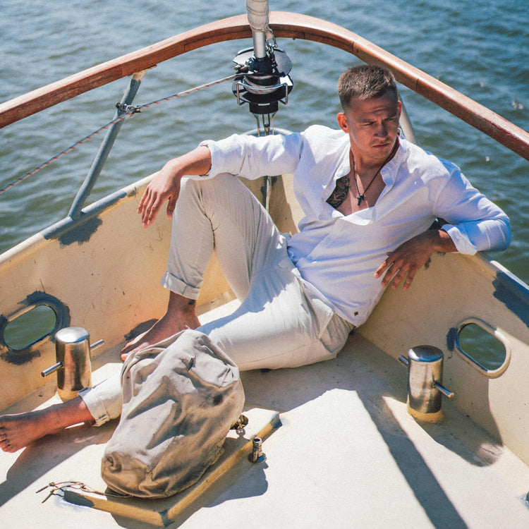 homme sur un bateau, image représentant la nouvelle collection prêt-à-porter LUXORIUM 2025