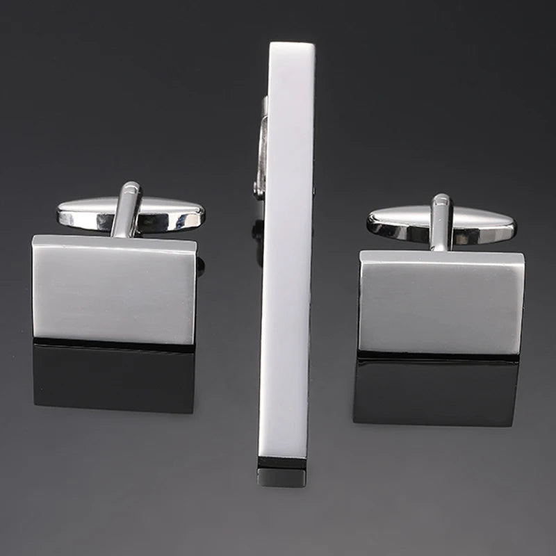 Ensemble boutons de manchette rectangulaires en métal argenté et pince cravate assortie, modernité et sophistication
