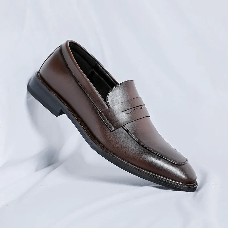 Mocassins en cuir marrons pour homme style old money vue de profil