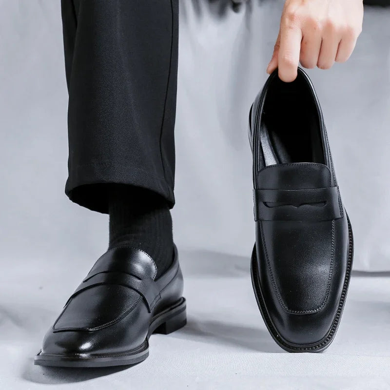 homme portant les mocassins en cuir noir pour homme style old money de chez Luxorium