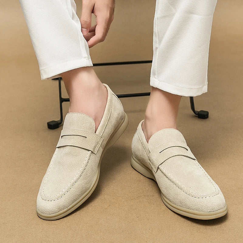 Mocassins en daim de vache écru pour homme style old money