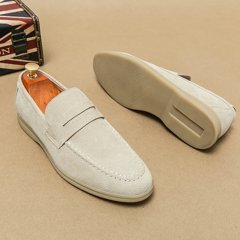 Mocassins en daim de vache écru pour homme style old money