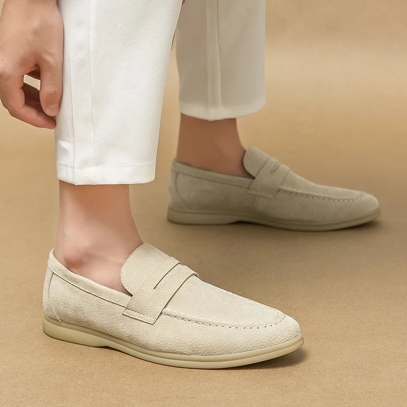 Mocassins en daim de vache écru pour homme style old money