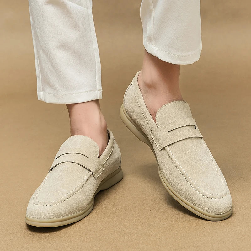 Mocassins en daim de vache écru pour homme style old money