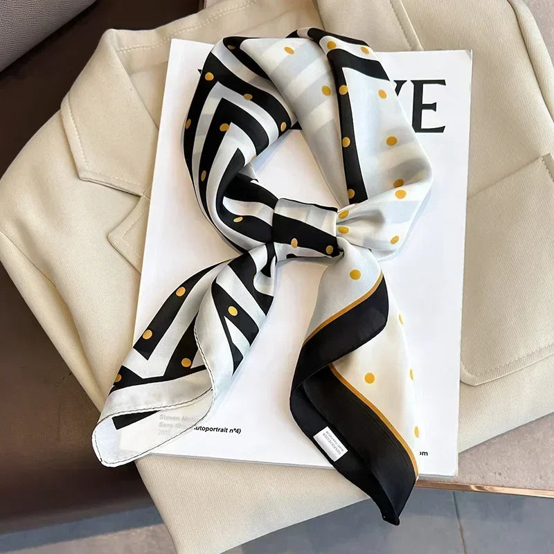 Foulard Noir et Blanc à Petits Ronds Jaunes en Satin de Soie pour Femme