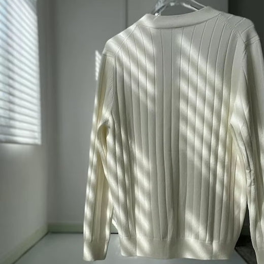 Le dos du cardigan blanc ARCHIBALD, avec sa coupe droite et son tricot haut de gamme, offre un style discret et raffiné, facile à assortir.