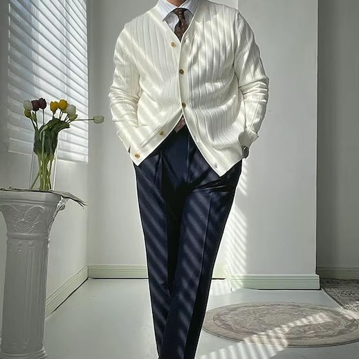 Cardigan blanc ARCHIBALD, une pièce versatile en laine douce, idéale pour compléter une tenue élégante ou décontractée selon les occasions.