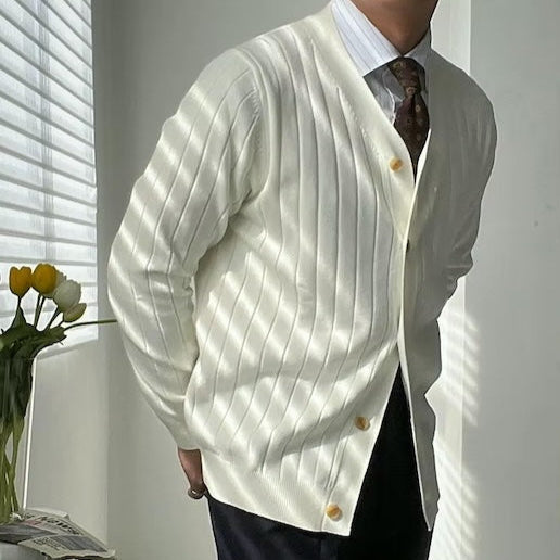 Le cardigan blanc ARCHIBALD, avec son col V et sa coupe impeccable, incarne l’élégance et la simplicité. Parfait pour un look sophistiqué en toute occasion
