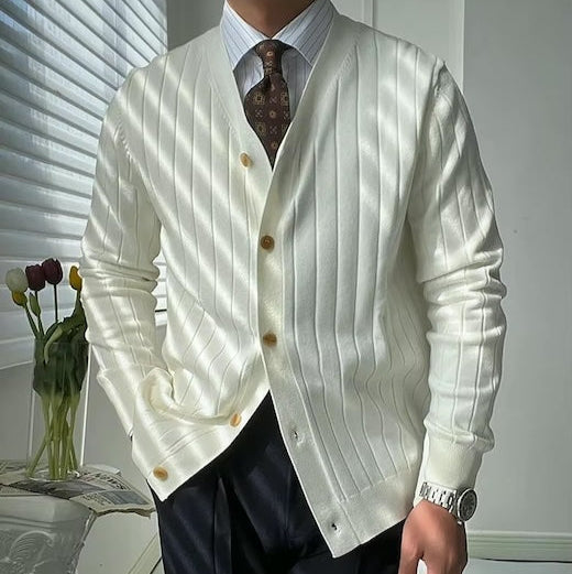 Vue du cardigan blanc ARCHIBALD avec sa coupe structurée et son tricot délicat. Un choix idéal pour un look à la fois classique et moderne.