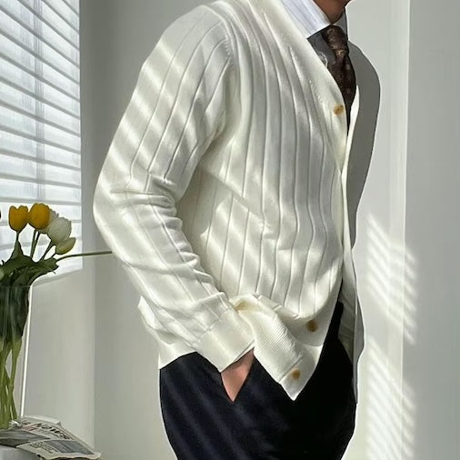 Le cardigan ARCHIBALD en laine, avec une coupe structurée qui flatte la silhouette tout en offrant un confort optimal