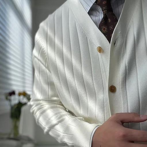 Zoom sur la matière du cardigan blanc ARCHIBALD en laine haut de gamme, montrant la texture douce et agréable au toucher, idéale pour une chaleur et un confort optimaux