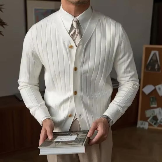 Cardigan blanc ARCHIBALD en laine haut de gamme, avec un col V élégant et un boutonnage discret, pour un look raffiné et intemporel.