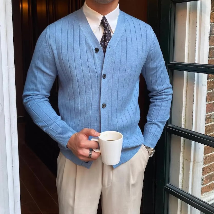 Le cardigan bleu clair ARCHIBALD allie confort et élégance avec son col V intemporel et sa maille subtilement travaillée.