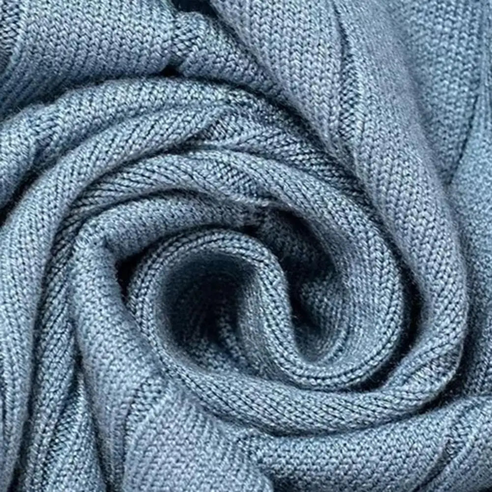 Zoom sur la maille du cardigan bleu clair ARCHIBALD, révélant une texture douce et raffinée pour un confort optimal.