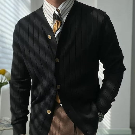 Cardigan noir ARCHIBALD : Un basique du vestiaire masculin, avec une coupe nette et un col V classique pour un style à la fois chic et décontracté.