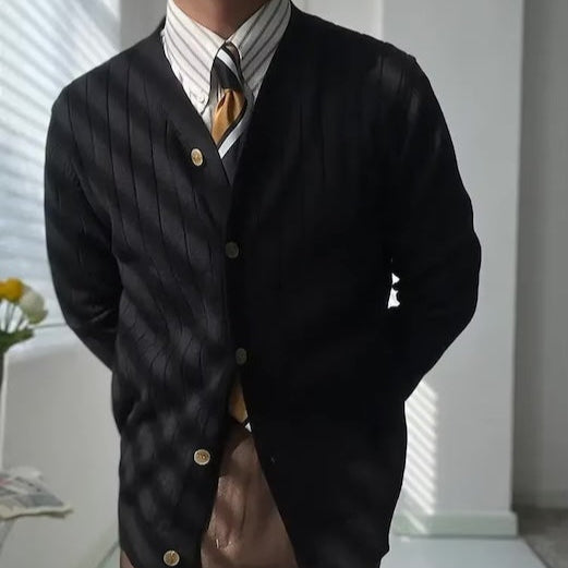 Le col V du cardigan ARCHIBALD, une finition élégante qui complète parfaitement son design minimaliste et raffiné.