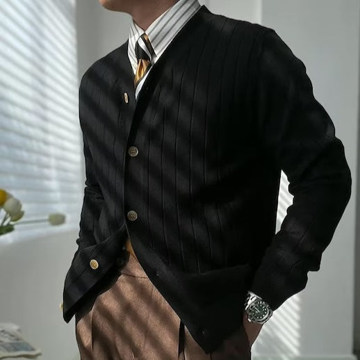 Le cardigan ARCHIBALD noir avec col V, boutonnage discret et tricot raffiné, idéal pour une garde-robe élégante et pratique.