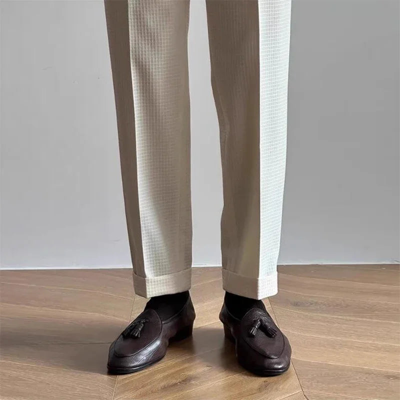 Plis marqués du pantalon Balmoral beige, coupe droite et tombé impeccable