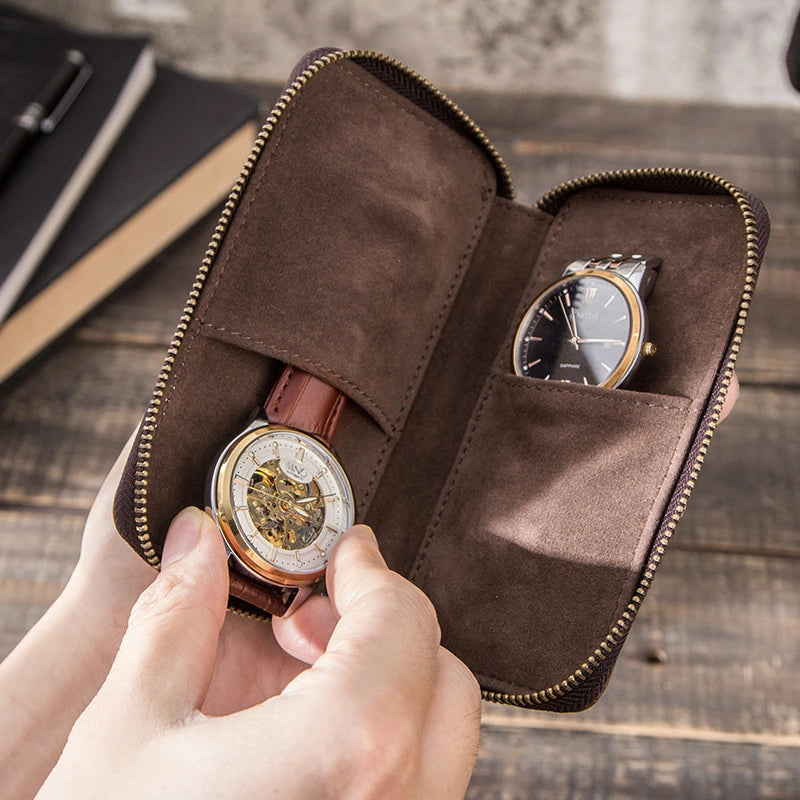 Démonstration de la boîte à montres en cuir marron rustique, avec 2 compartiments et fermeture éclair pour une protection optimale