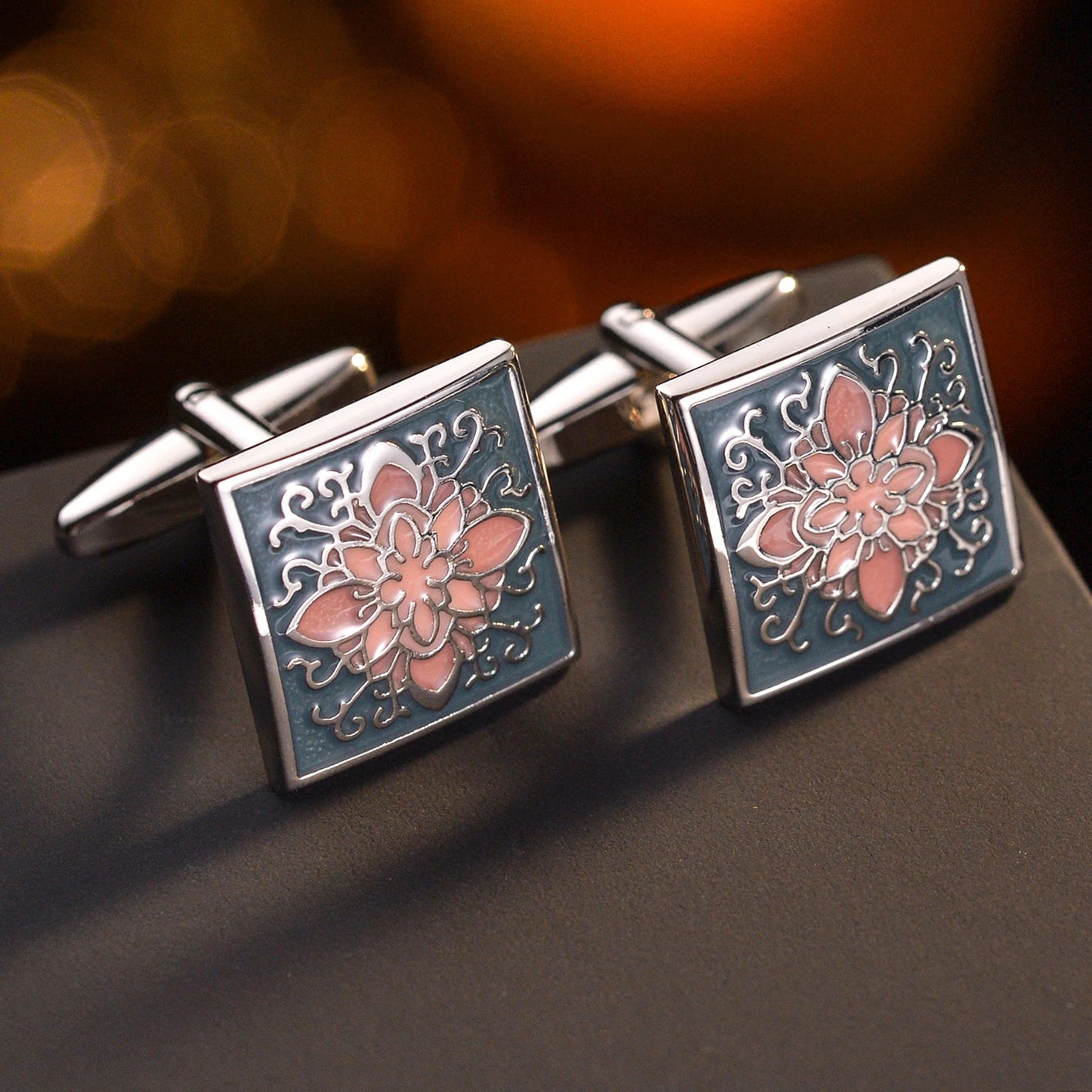 Boutons de manchette carrés en acier poli, design motifs fleur bleu et rose, idéal pour un look original