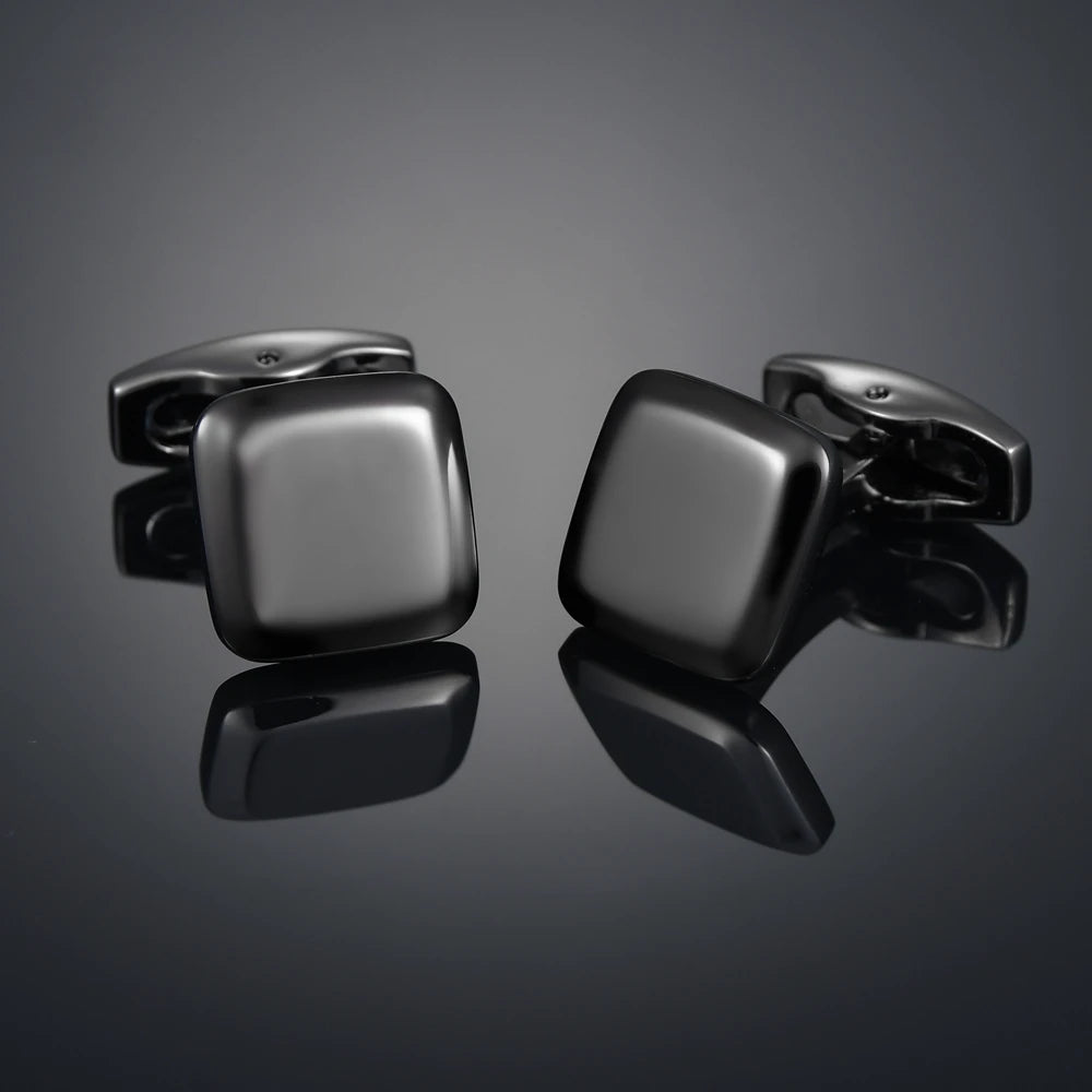 Boutons de manchette en métal noir mat, accessoire sobre et chic pour une tenue élégante