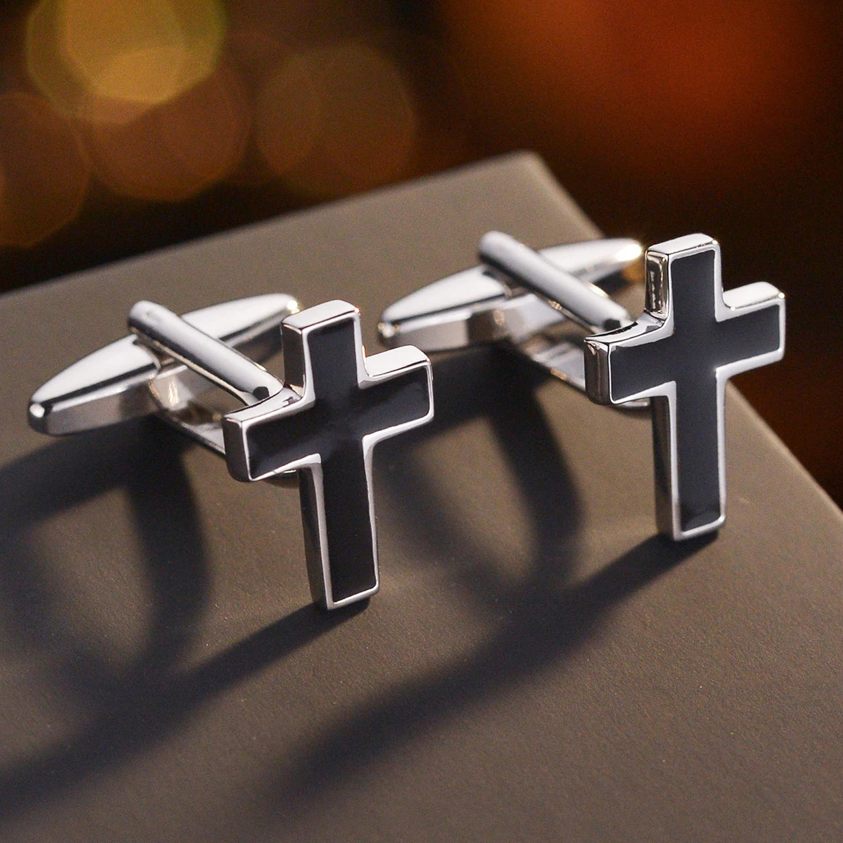 Accessoire raffiné : boutons de manchette en argent, en forme de croix, finition brillante et poli, détail chic pour un costume