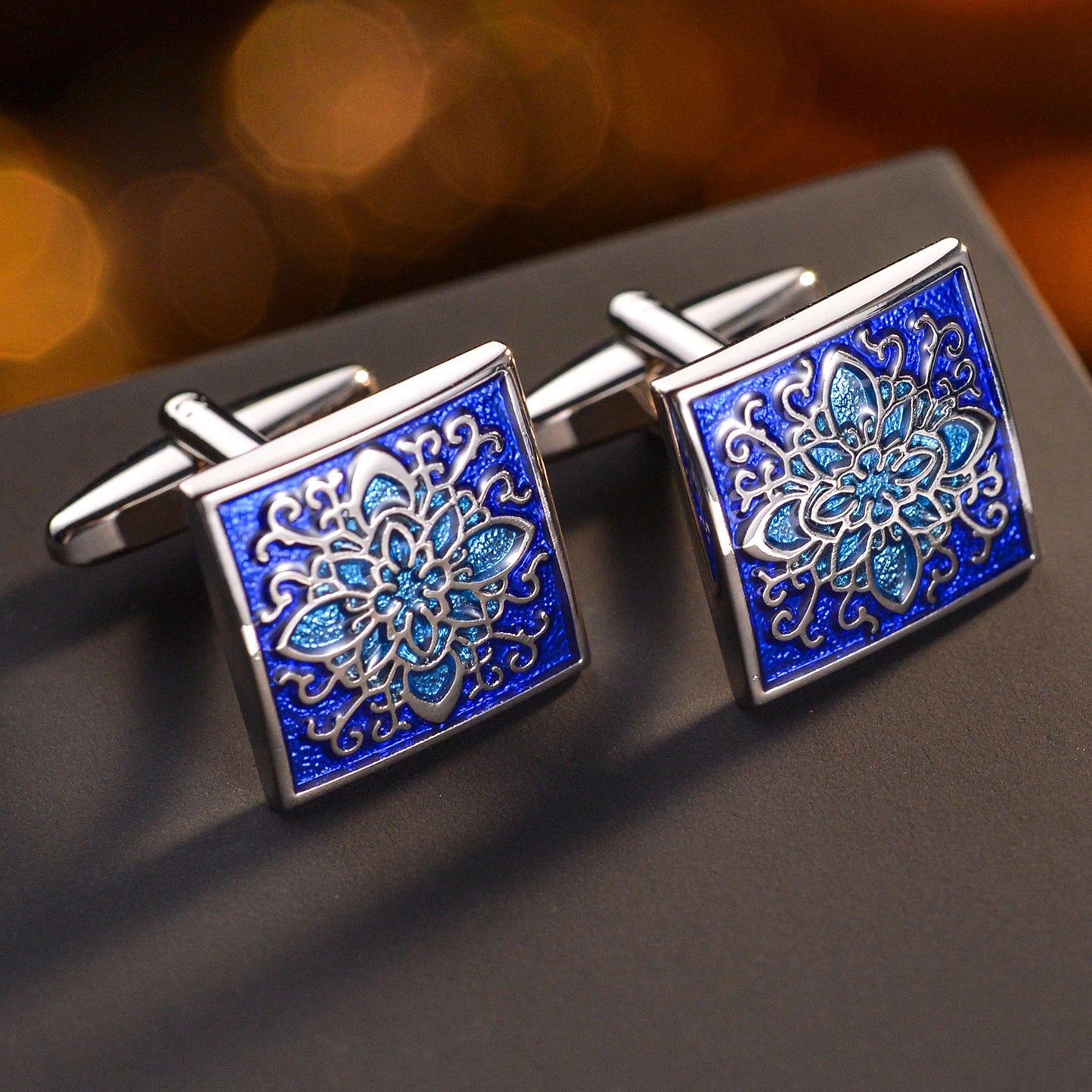 Boutons de manchette carrés en acier poli, motifs rosace, fleurs, couleur bleu, bleu clair et argent