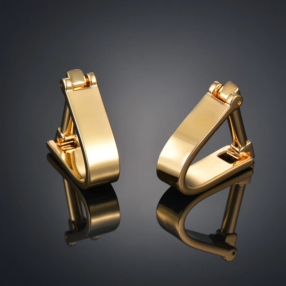 Accessoire raffiné : boutons de manchette dorés, finition brillante, détail chic pour un costume homme
