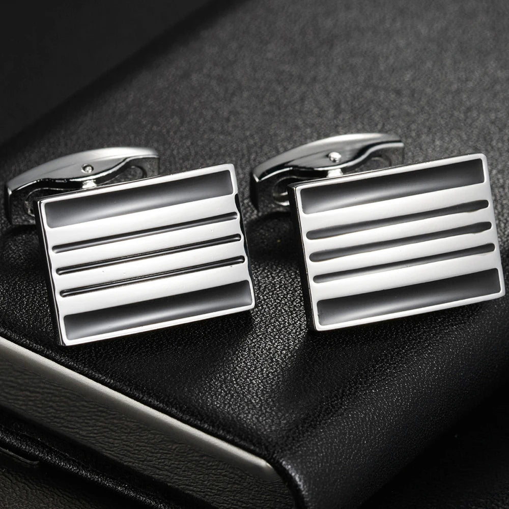 Boutons de manchette rectangulaires en argent et noir rayé, élégance discrète pour costume de mariage ou bureau