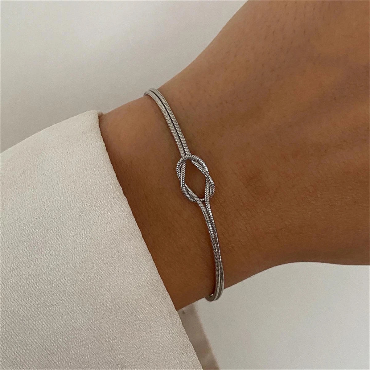 Bracelet argenté sur poignet unisexe – look discret