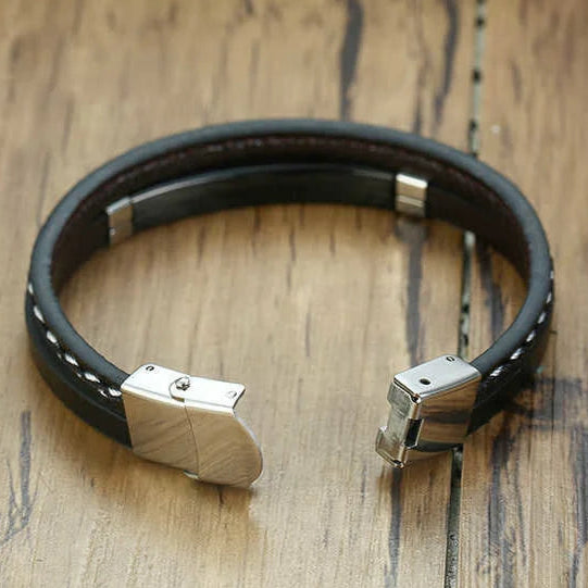 Zoom sur le fermoir du bracelet en cuir véritable noir avec barre en acier inoxydable