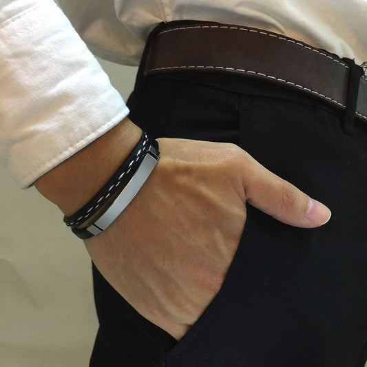 Vue portée du bracelet en cuir tressé noir avec plaque en acier inoxydable couleur argenté, idéal pour un look élégant