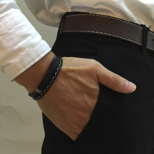Bracelet en cuir véritable noir avec barre en acier inoxydable, vue portée, finition sobre et chic