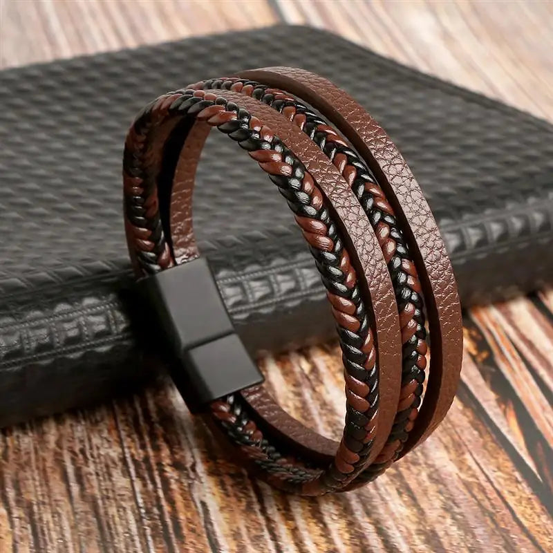 Bracelet en cuir tressé marron et noir, avec finition cousue, idéal pour un look chic et décontracté
