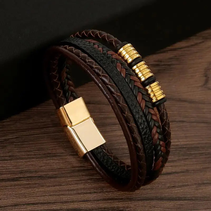 Bracelet en cuir marron et noir avec détails métalliques plaqué or, alliance parfaite du style et de la robustesse