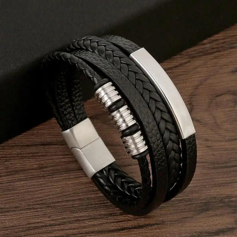Bracelet en cuir tressé noir avec plaque en acier inoxydable, idéal pour un look élégant
