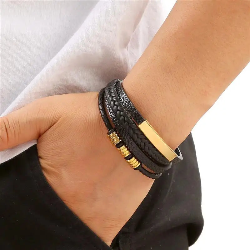 Bracelet en cuir tressé noir avec plaque en acier inoxydable, vue portée