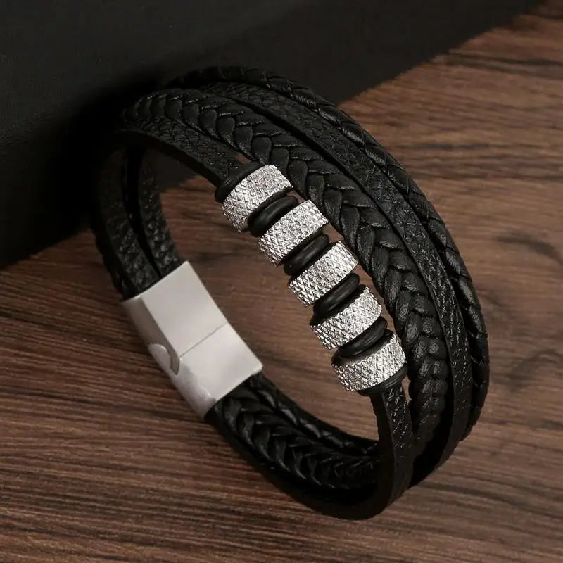 Bracelet moderne en cuir noir avec ornements métalliques minimalistes, accessoire de qualité