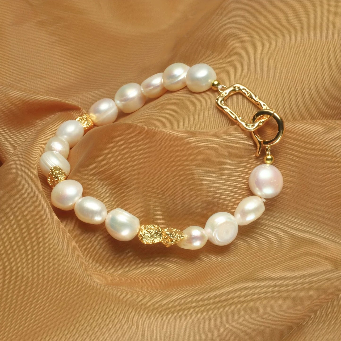 Vue rapprochée du bracelet en perles d’eau douce baroques, monté sur un fermoir plaqué or 14 carats.