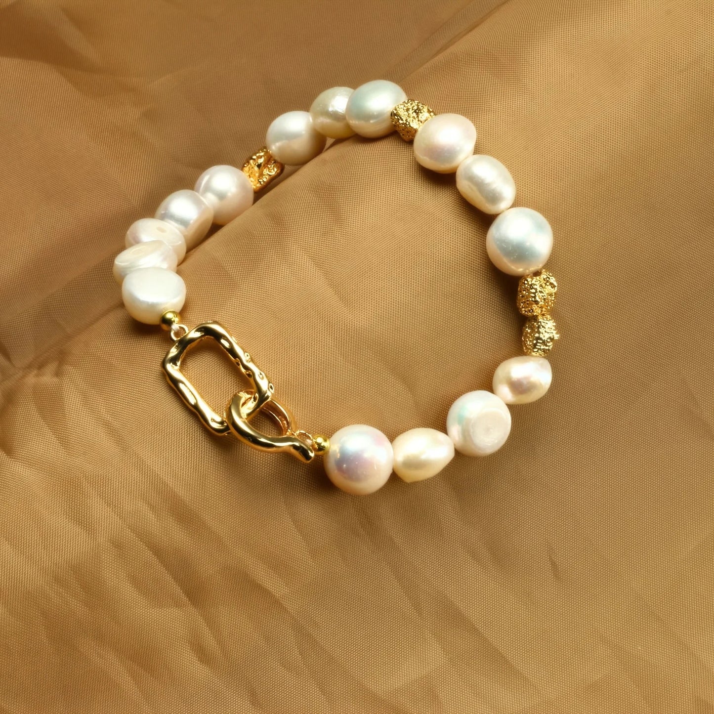Vue rapprochée du bracelet en perles d’eau douce baroques, monté sur un fermoir plaqué or 14 carats.