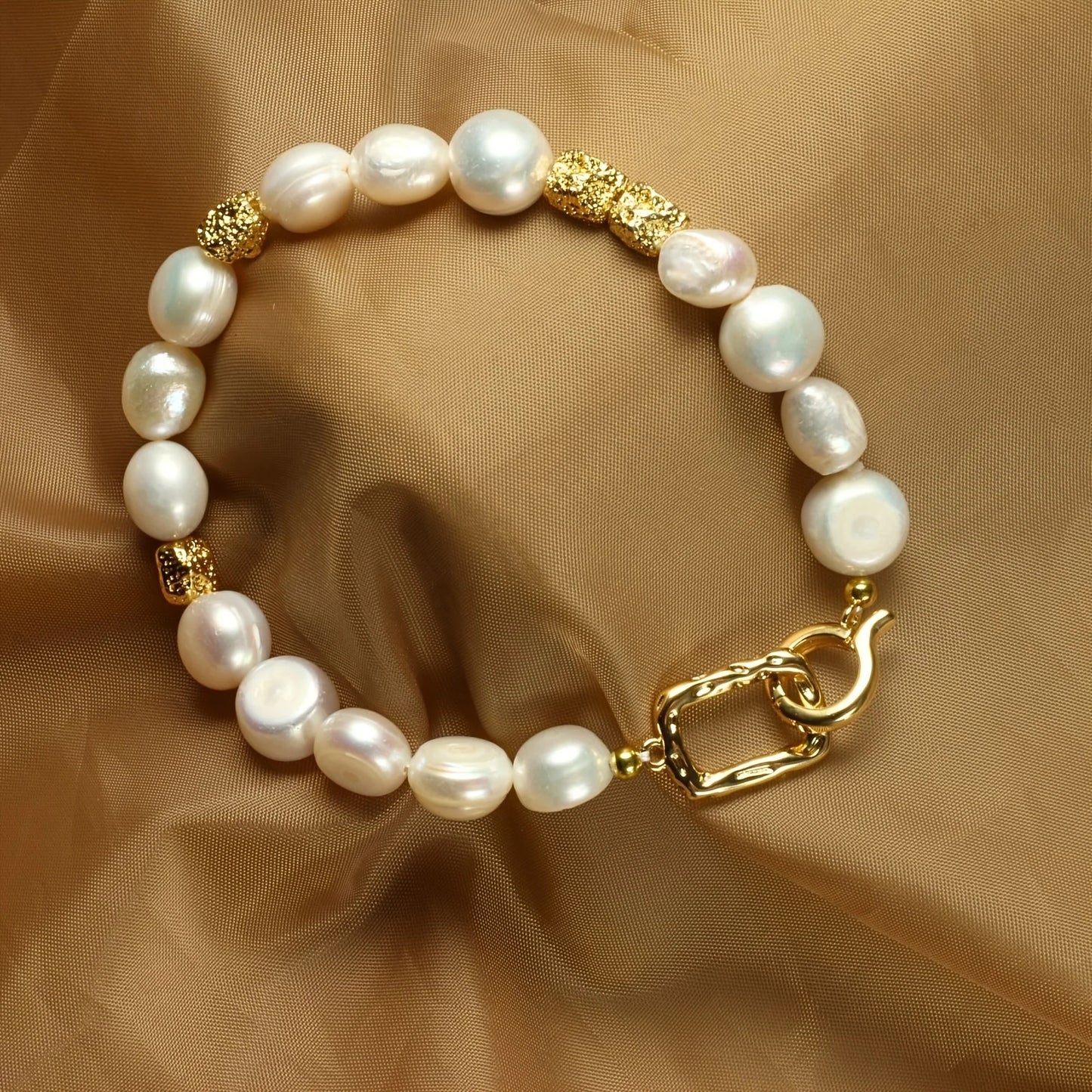 Vue rapprochée du bracelet en perles d’eau douce baroques, monté sur un fermoir plaqué or 14 carats.