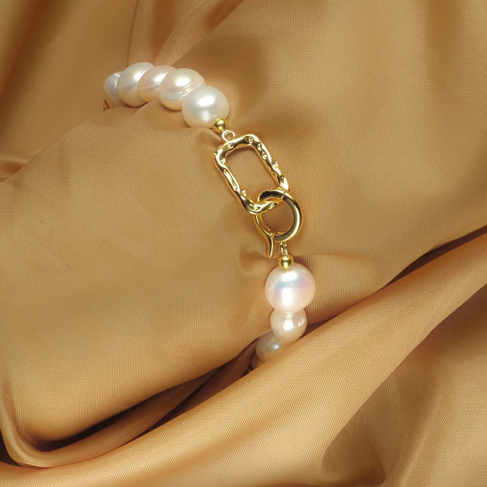 Bracelet magnifiquement présenté, prêt à être offert en cadeau de luxe.