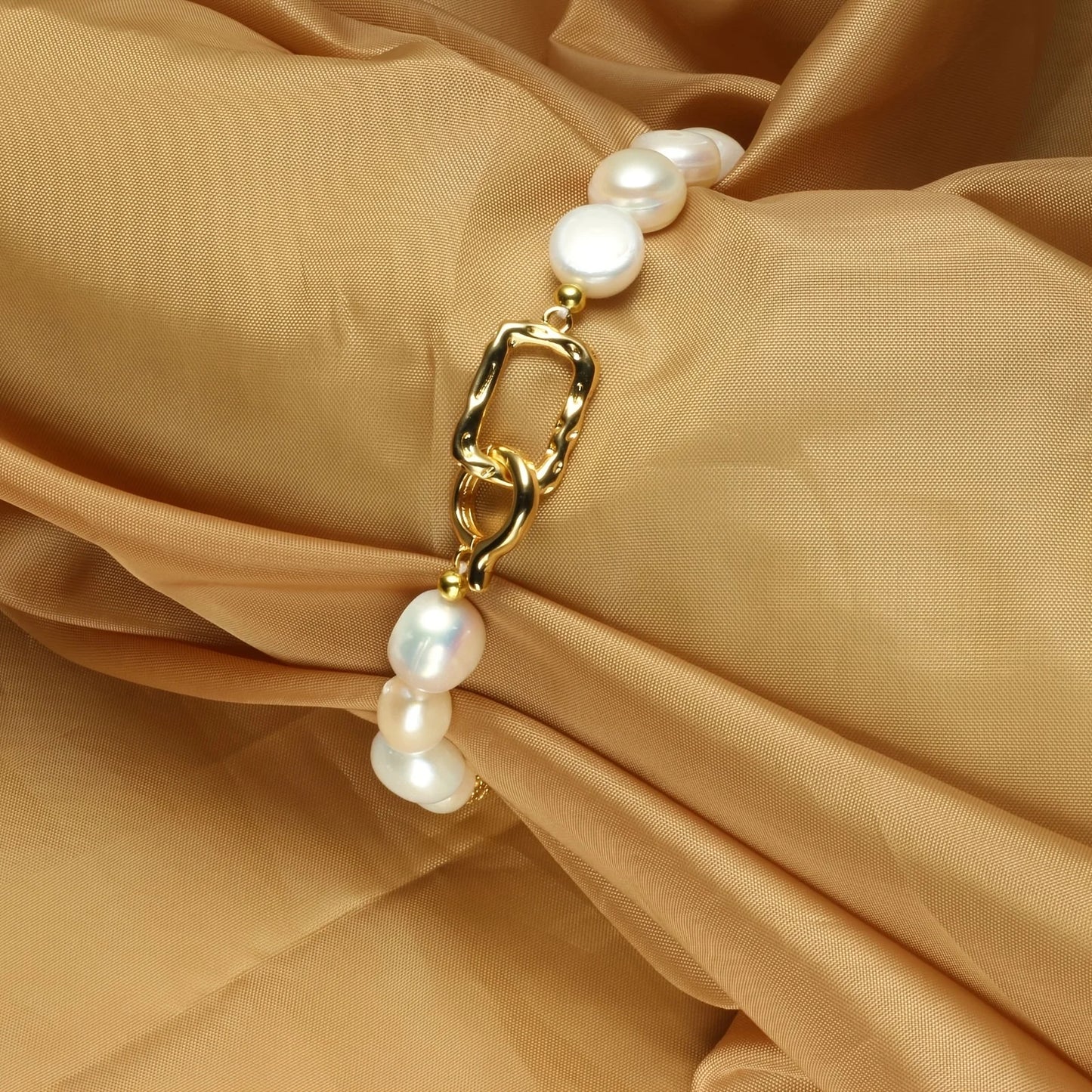 Bracelet en perles baroques, apporte une touche de raffinement naturel.