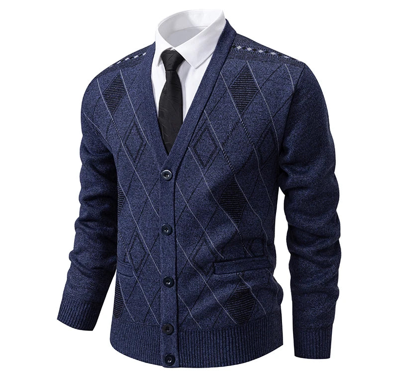 Cardigan BENEDICT bleu marine avec col V élégant, gilet homme en laine et polyester, parfait pour une allure classique et distinguée.