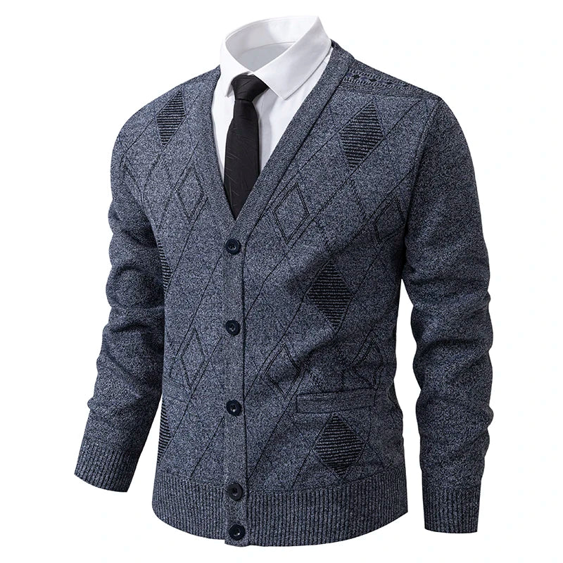 Cardigan BENEDICT gris clair avec col V discret, gilet homme en laine et polyester, idéal pour un look casual chic et élégant.