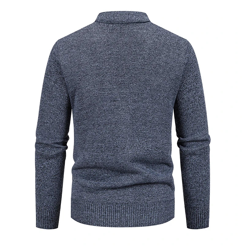 Vue arrière du cardigan BENEDICT gris clair, matière de qualité pour une silhouette raffinée et une allure vintage intemporelle.