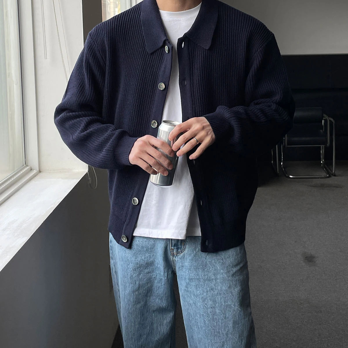 Cardigan CONRAD bleu marine, au design épuré et au tricot fluide, une pièce essentielle pour un style discret mais chic.