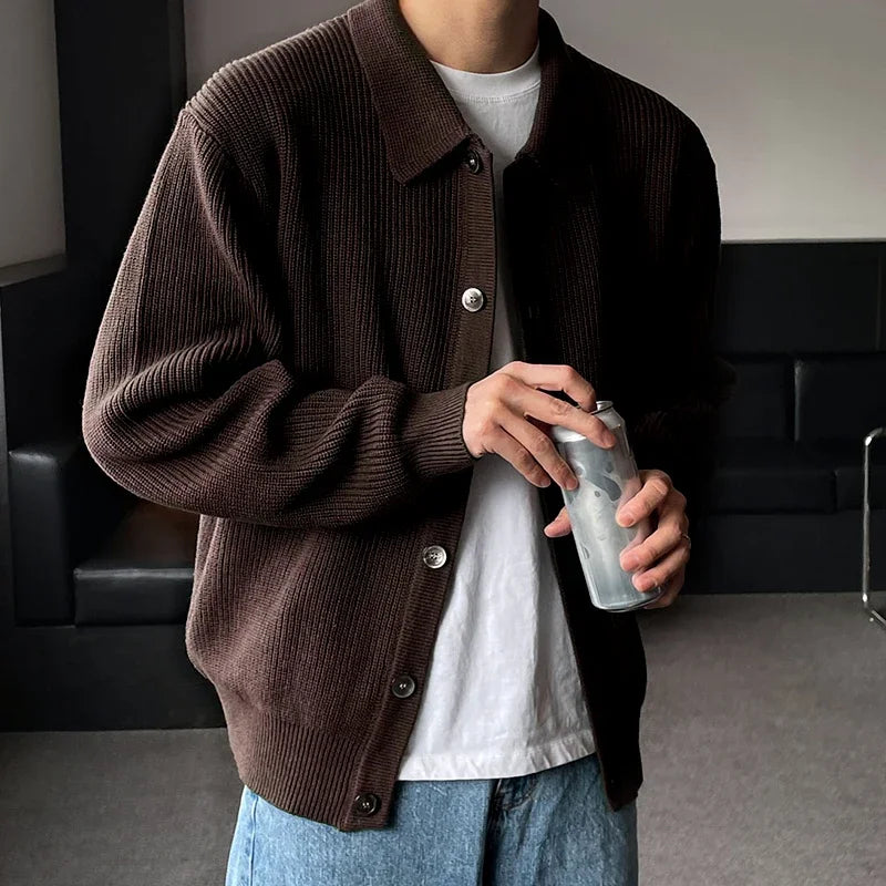 Le cardigan CONRAD café en laine, avec son col V structuré et son tricot doux, est la pièce clé d’un look raffiné et moderne.