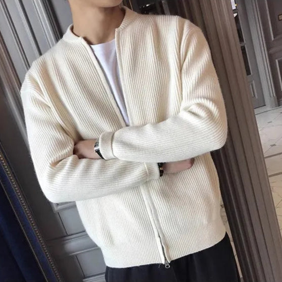 Cardigan beige DORIAN à fermeture éclair pour homme, tricot structuré et chaud, avec col classique et élégant, parfait pour la saison froide, esprit minimaliste et raffiné.