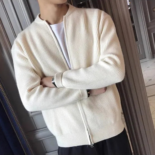 Cardigan beige DORIAN à fermeture éclair pour homme, tricot structuré et chaud, avec col classique et élégant, parfait pour la saison froide, esprit minimaliste et raffiné.